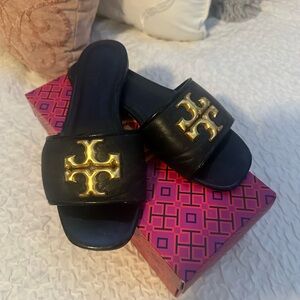Tory Burch Eleanor flats / sandals